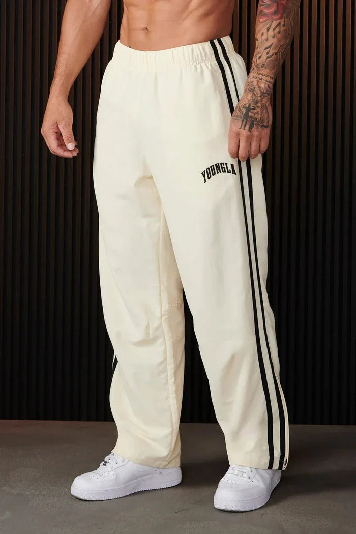 "Herren Sporthose mit Doppelstreifen, atmungsaktiv und flexibel, lebhafte Seitenstreifen, dehnbarer Bund, schmale Bündchen."