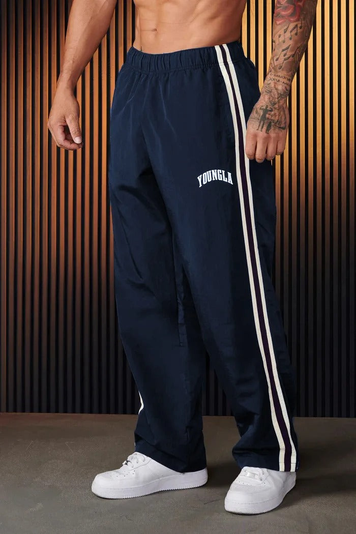 "Herren Sporthose mit Doppelstreifen, atmungsaktiv und flexibel, lebhafte Seitenstreifen, dehnbarer Bund, schmale Bündchen."