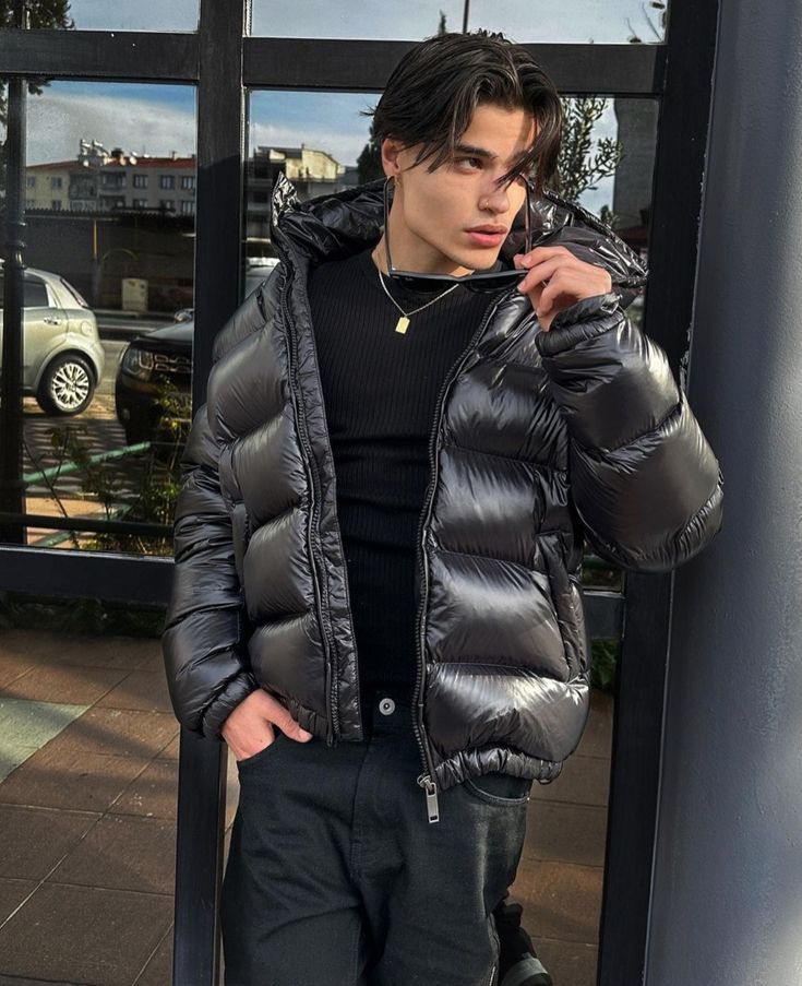 Moderner Herren Puffer Steppmantel, stilvolle Wintermode für den urbanen Look.