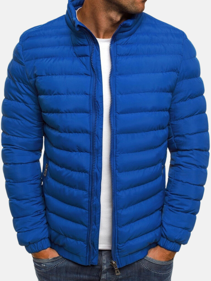 Robuste Herren Outdoorjacke mit Steppmuster, wind- & wasserabweisend. Für Freizeit & Sport im Herbst/Winter.