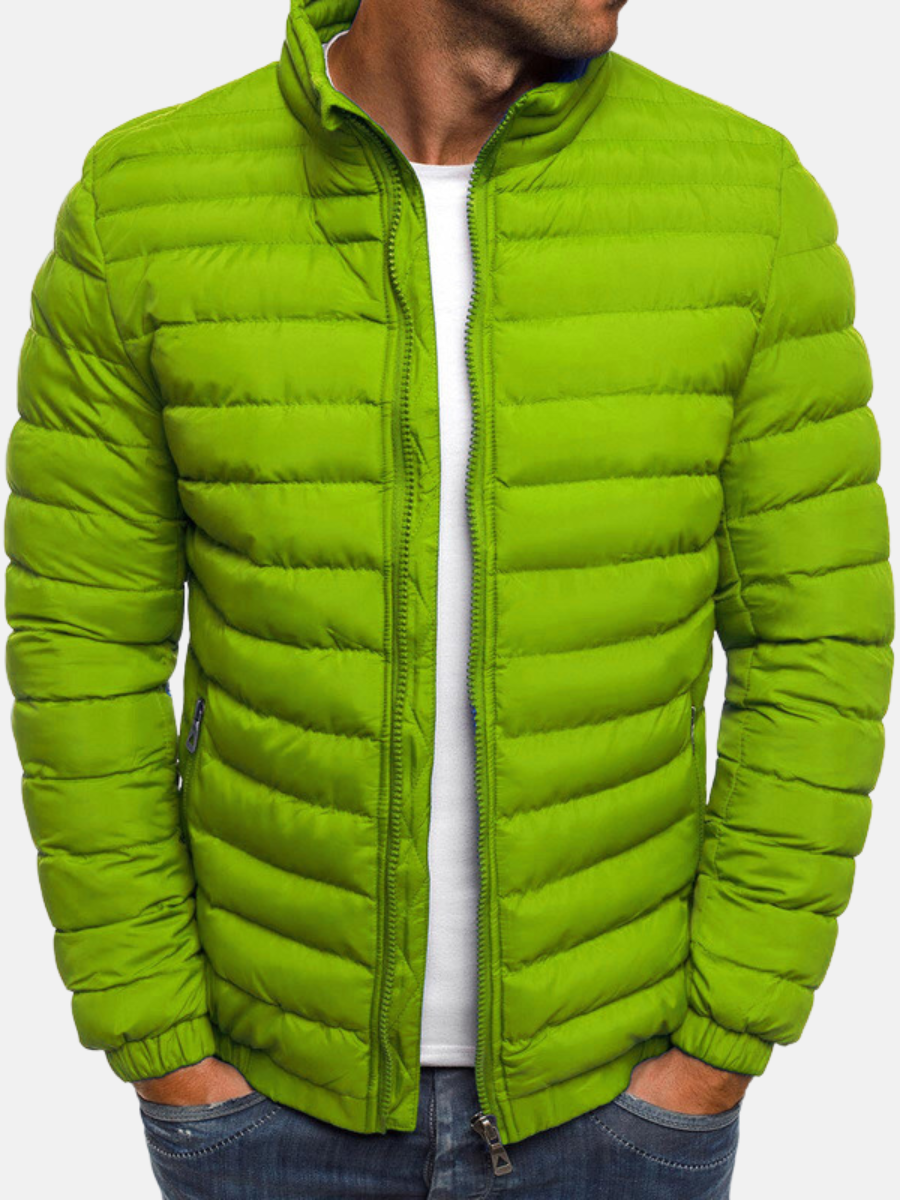 Elegante Herren Winterjacke, gesteppt, in Schwarz. Bietet Wärme und Stil für den urbanen Alltag und Outdoor-Events.
