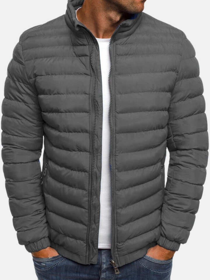 Trendige Herren Steppjacke, leicht & isolierend. Perfekte Übergangsjacke für stilbewusste Männer im Herbst/Winter.