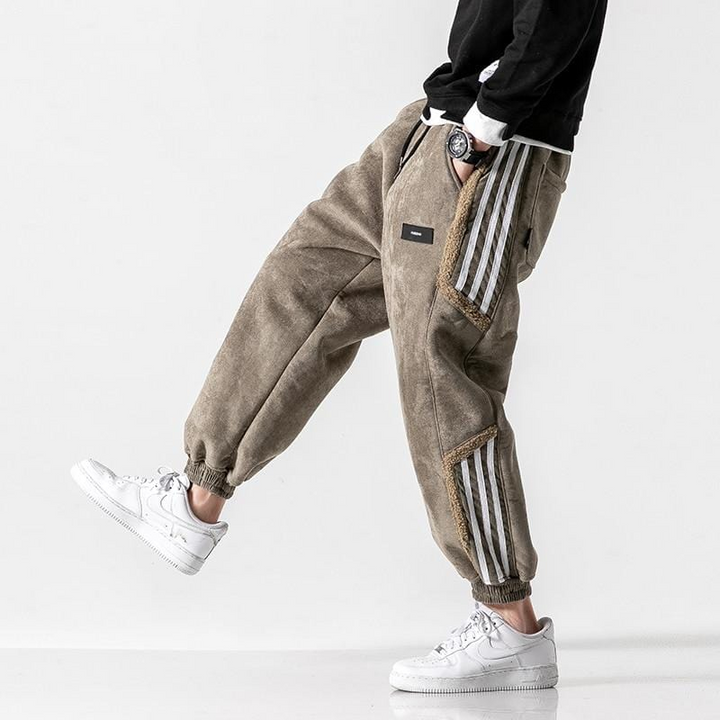 Herren Streetstyle Jogginghose in Schwarz für Frühling. Bequeme Freizeithose mit modernem Schnitt, ideal für urbane Looks.
