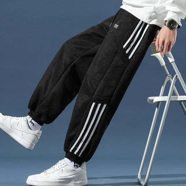 Bequeme Herren Streetstyle Jogginghose für Sport und Freizeit. Perfekt für urbane Casual-Looks im Frühling.