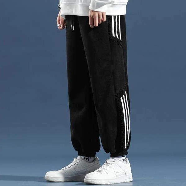 Leichte Herren Jogginghose, ideal für Frühling und Sommer. Moderne Streetstyle-Hose für bequeme, sportliche Outfits.
