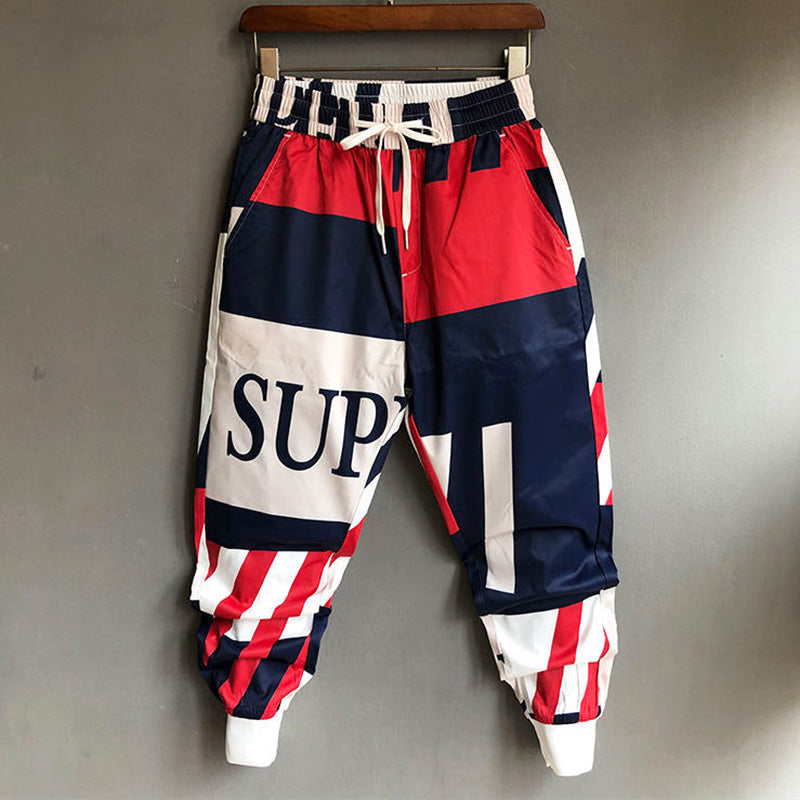 Modische Herren Freizeithose mit Allover Graffiti Muster, praktischem Kordelzug & bequemen Rippbündchen.