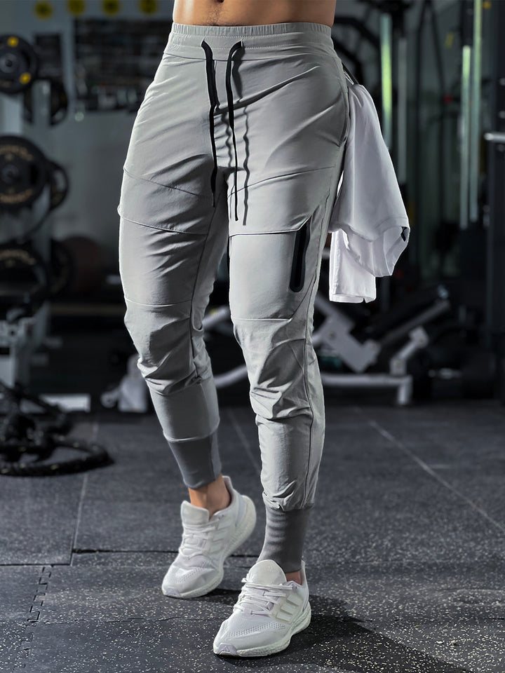 Flexible Herren Trainingshose mit Tapered Leg für optimale Bewegungsfreiheit.