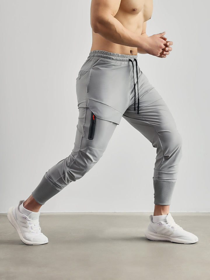 Herren Athletikhose mit Stretch für Flexibilität, Elastikbund & schmal zulaufendem Bein.