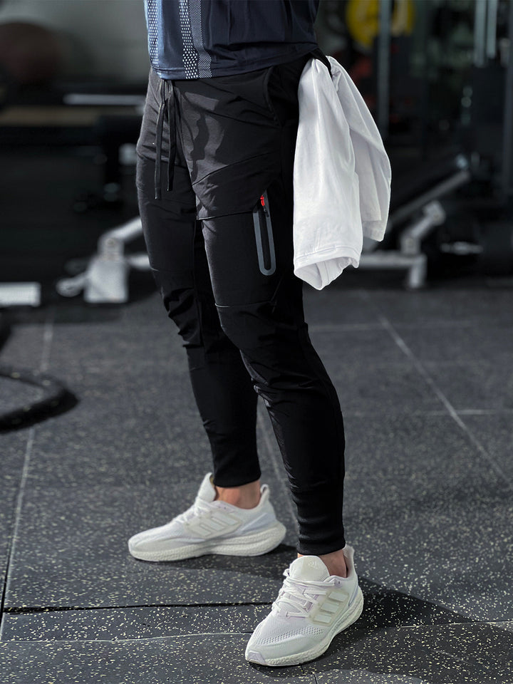 Herren Trainingshose aus Stretch-Material, flexibel, mit modernem Schnitt & Elastikbund.