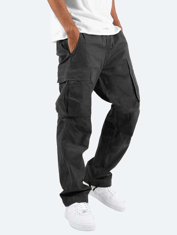 Detailansicht der robusten Taschen und des Stretch-Materials einer schwarzen Herren Cargo-Hose.