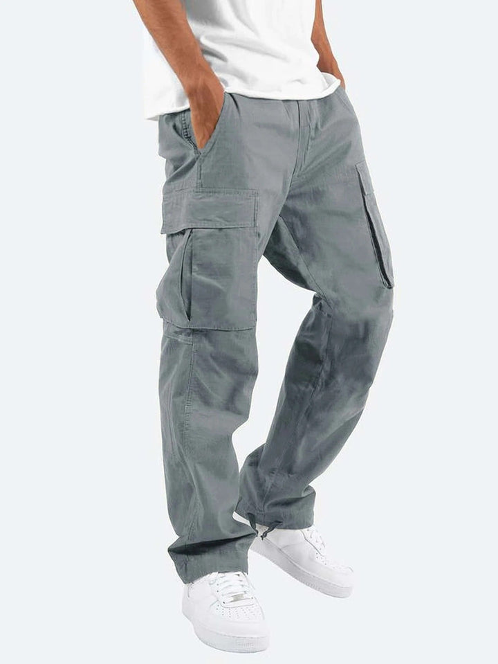Rückenansicht einer bequemen Herren Stretch-Cargo-Hose mit elastischem Bund für optimalen Sitz und Komfort.