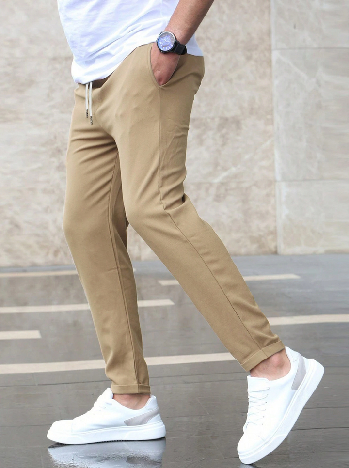 Stylische Herrenhose, Stretch-Chino in mittlerem Blau, schmale Passform für Alltag & Büro