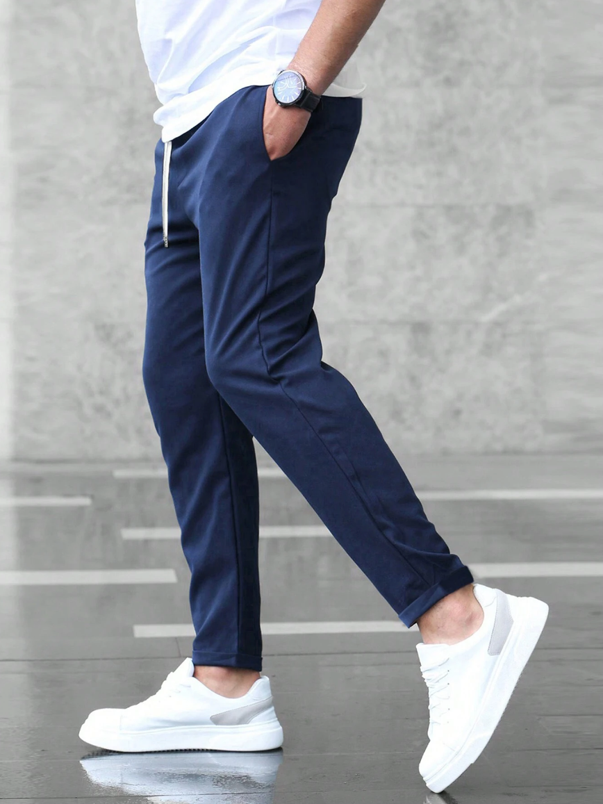 Seitliche Ansicht einer Herren Stretch-Chino, schmale Passform, akzentuiert die Silhouette