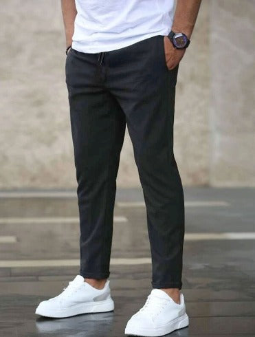 Nahaufnahme des Stretch-Stoffes einer Herren Chino, atmungsaktiv und formstabil