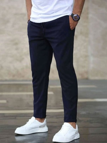 Freizeit-Look mit Herren Stretch-Chino, T-Shirt und Sneakern, bequeme schmale Passform
