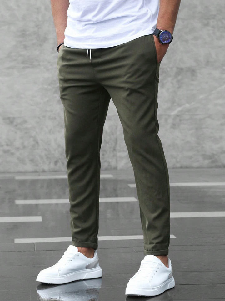 Detalierte Nahaufnahme einer Herren Stretch-Chino mit Gürtelschlaufen und Knopfverschluss