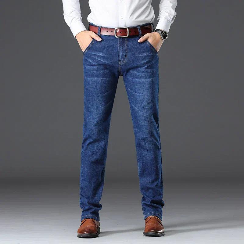 Herren Stretch-Jeans in klassischem Blau, gerader Schnitt für optimalen Alltagskomfort und Bequemlichkeit.