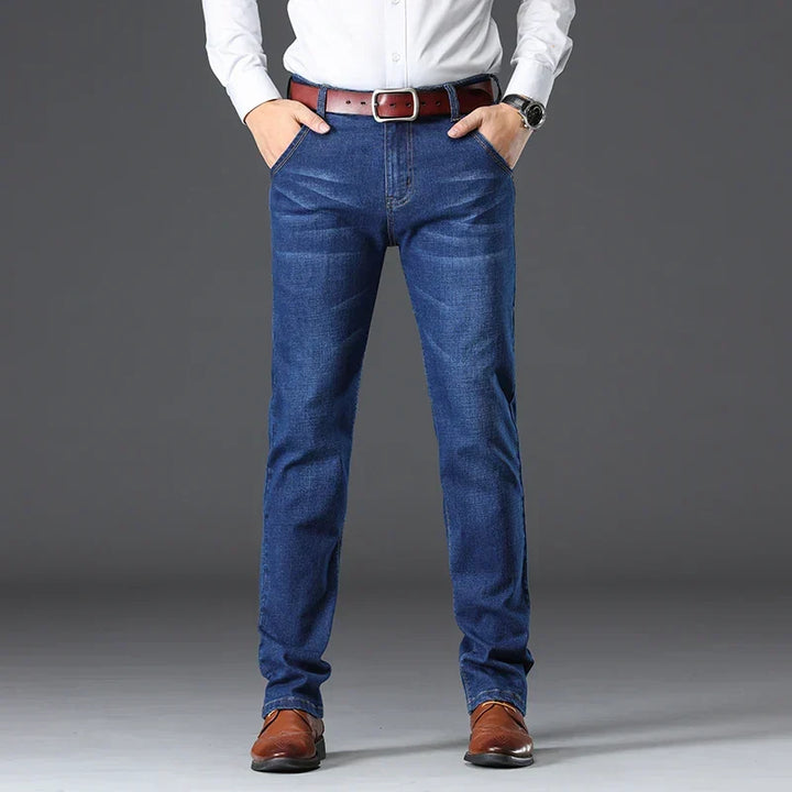 Herren Stretch-Jeans in klassischem Blau, gerader Schnitt für optimalen Alltagskomfort und Bequemlichkeit.