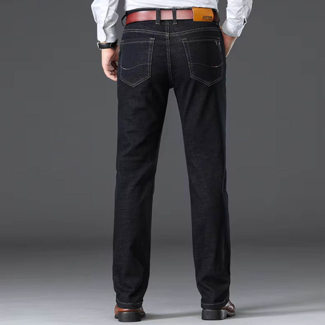 Herrenhose: Schwarze Stretch-Jeans, klassisch geschnitten, ideal für Freizeit und Alltag, bietet optimalen Tragekomfort.