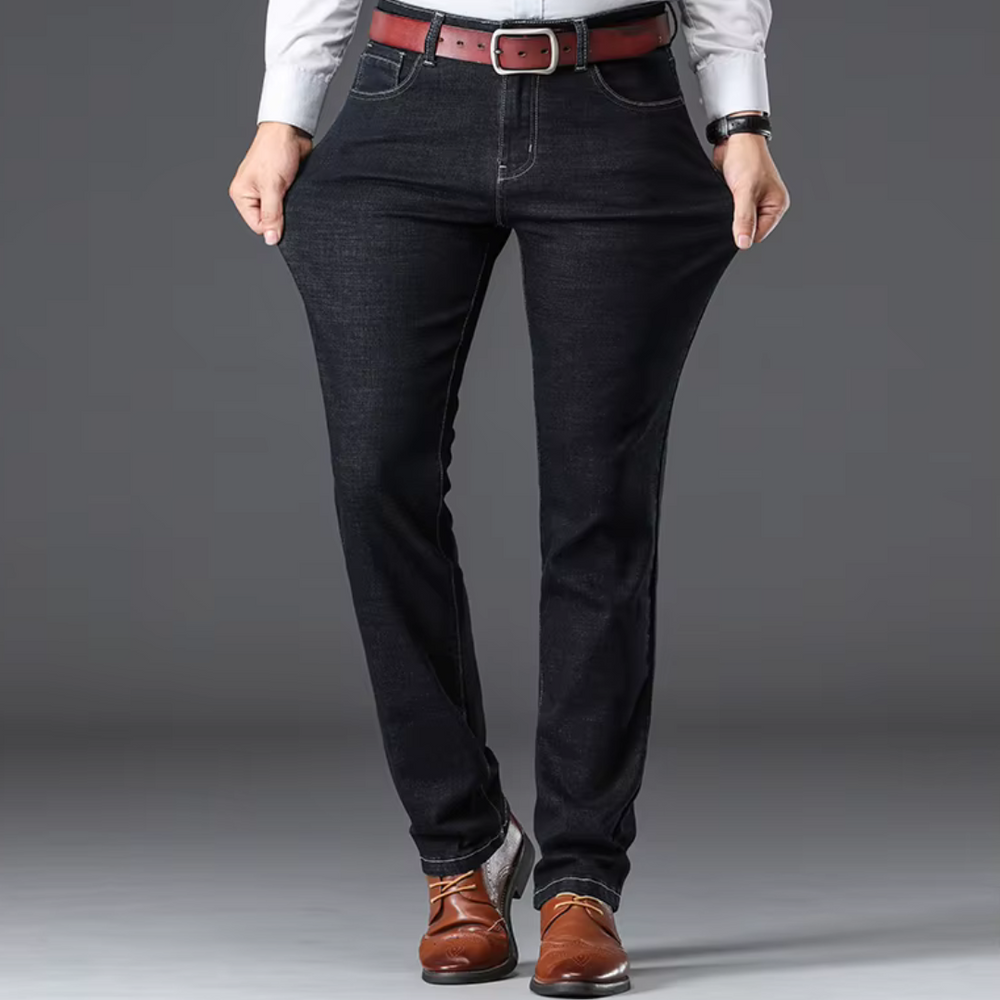 Bequeme Herren Stretchjeans in Schwarz, ideal für Freizeit und Alltag, mit flexiblem, dehnbarem Stoff.