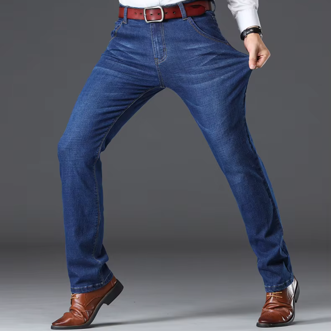 Detailansicht der blauen Herren Stretch-Jeans, zeigt den robusten Denim und die hochwertige Verarbeitung.
