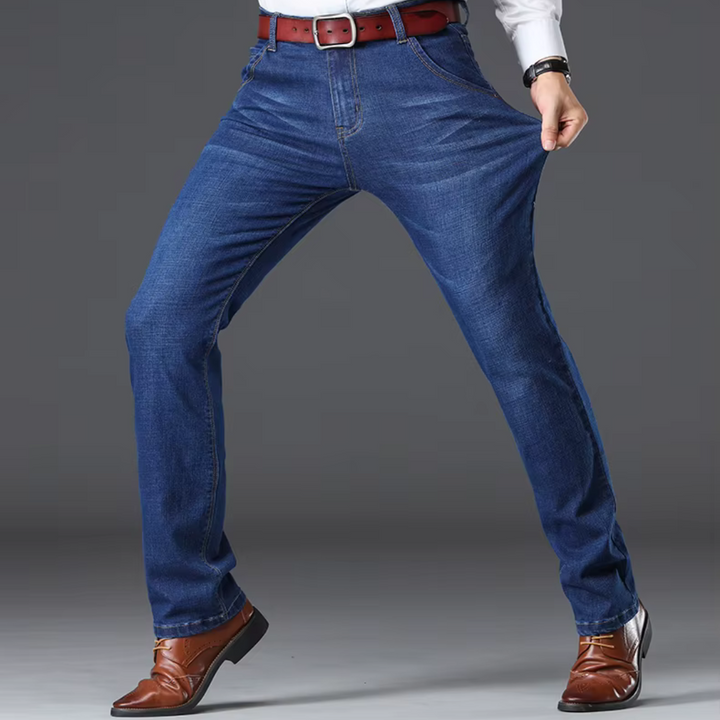 Detailansicht der blauen Herren Stretch-Jeans, zeigt den robusten Denim und die hochwertige Verarbeitung.
