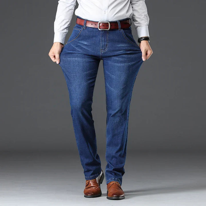 Rückansicht der schwarzen Herren Stretch-Jeans, betont die Passform und den Komfort des dehnbaren Materials.