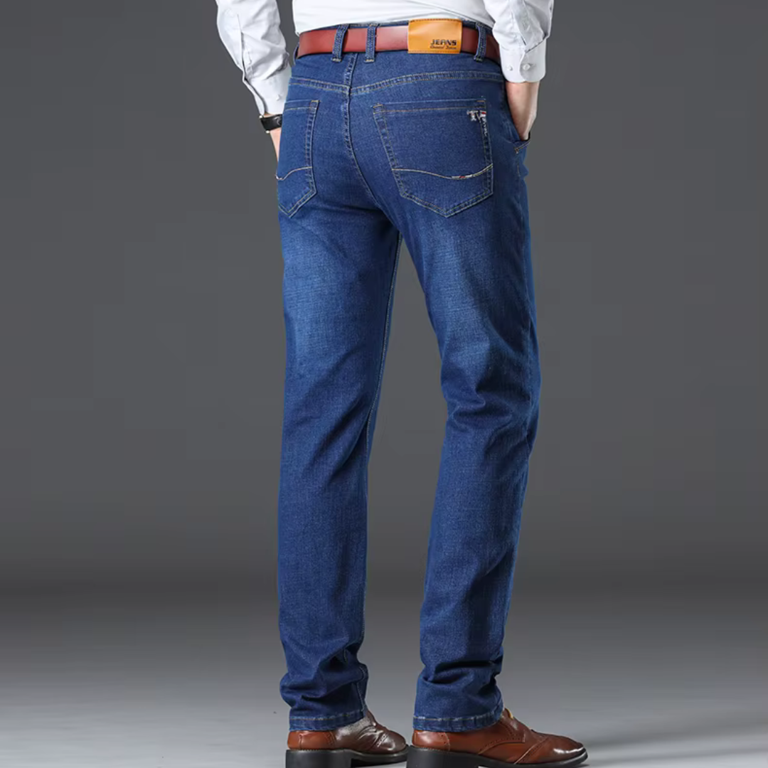 Gefaltete Herren Stretch-Jeans in Dunkelblau, bereit für den Versand, verspricht klassischen Stil und Komfort.