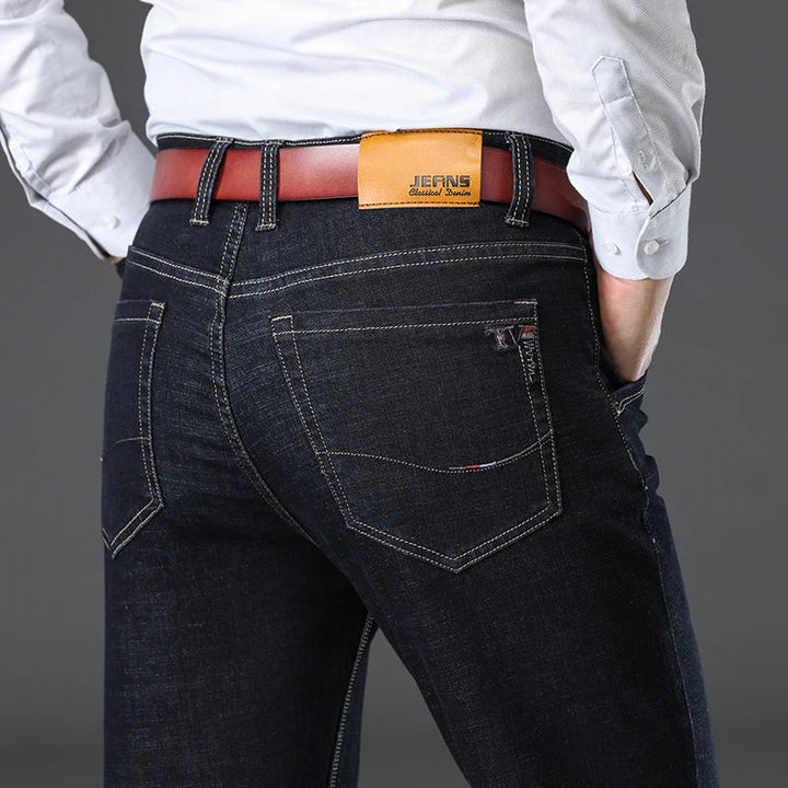 Herren Stretch-Jeans für den Alltag, gerader Schnitt, in Blau, bietet eine ideale Mischung aus Stil und Komfort.