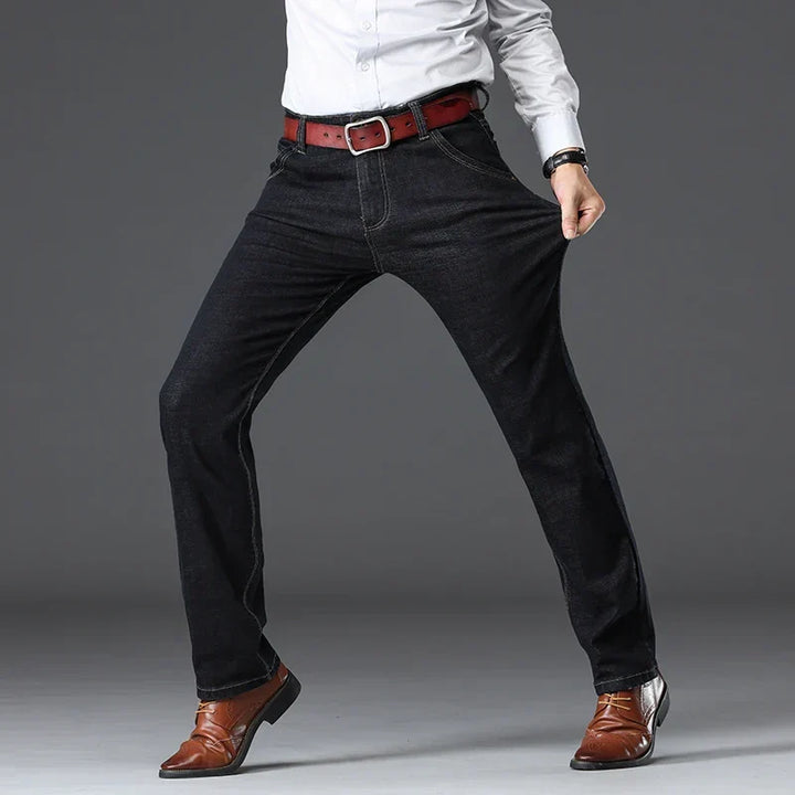 Vorderansicht der blauen Herren Stretch-Jeans, mit klassischen Details und bequemer Passform für jede Gelegenheit.