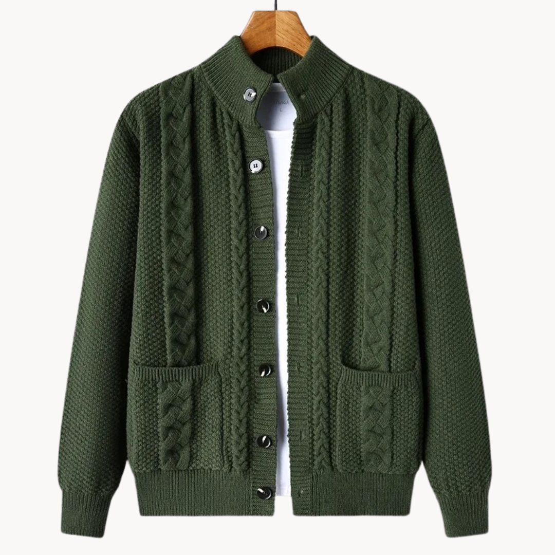 Herren-Strickjacke Duke in Grün, elegante Rippstrick-Details, mittlere Länge, vielseitige Passform für jede Jahreszeit.