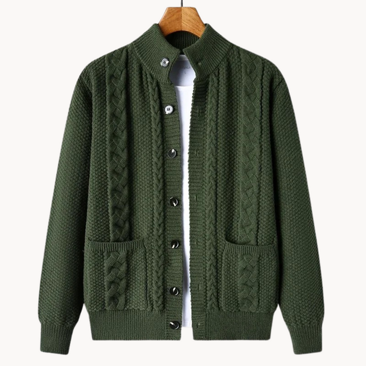 Herren-Strickjacke Duke in Grün, elegante Rippstrick-Details, mittlere Länge, vielseitige Passform für jede Jahreszeit.