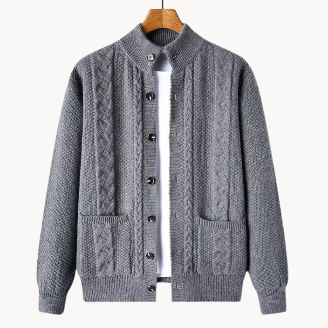 Herren-Strickjacke Duke in Grau, elegante Rippstrick-Details, mittlere Länge, vielseitige Passform für jede Jahreszeit.