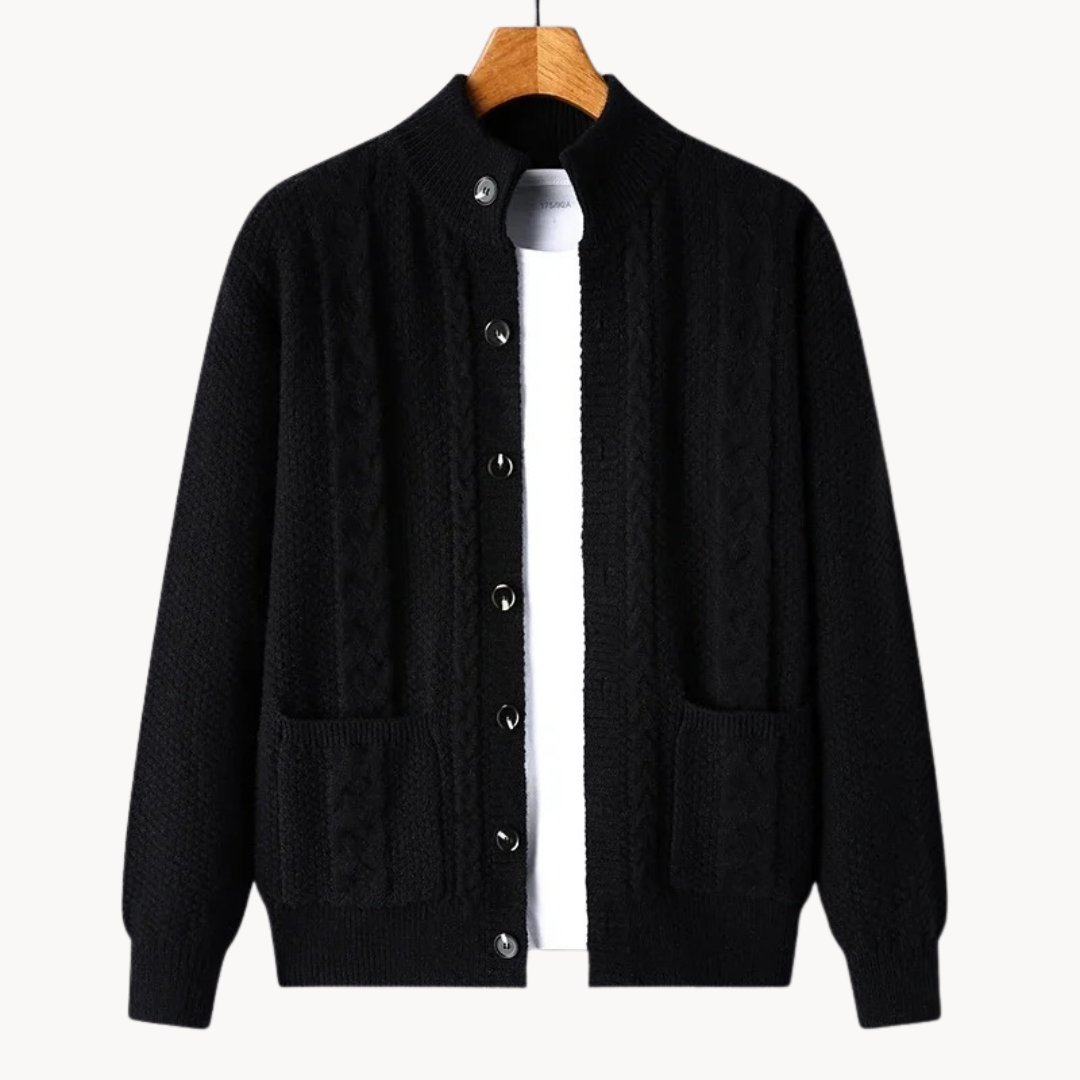 Herren-Strickjacke Duke in Schwarz, elegante Rippstrick-Details, mittlere Länge, vielseitige Passform für jede Jahreszeit.