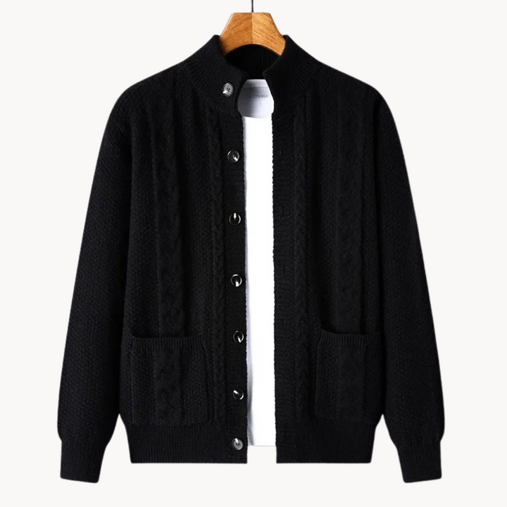 Herren-Strickjacke Duke in Schwarz, elegante Rippstrick-Details, mittlere Länge, vielseitige Passform für jede Jahreszeit.