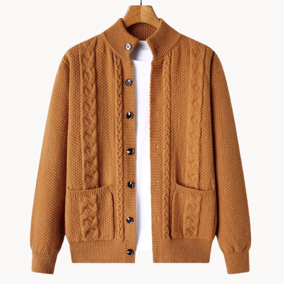 Herren-Strickjacke Duke in Orange, elegante Rippstrick-Details, mittlere Länge, vielseitige Passform für jede Jahreszeit.