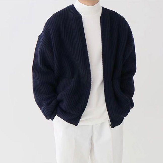 Cremefarbene Herren Strickjacke als Cardigan, perfekt für Layering-Looks im Herbst und Winter. Stilvolle Männerbekleidung.