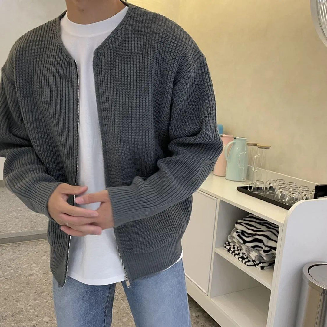 Dunkelblaue Herren Strickjacke mit Rundhals-Ausschnitt, bequem und warm für kühle Tage. Ein vielseitiges Winter Essential.