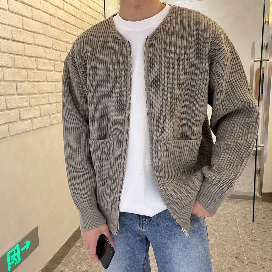 Mann trägt eine graue Herren Strickjacke, vielseitig kombinierbar für entspannte Freizeit-Outfits. Lässige Casual Mode.