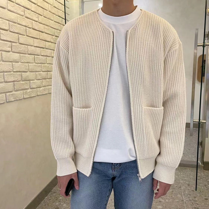 Bequeme Khaki Herren Strickjacke, weicher Langarm-Cardigan für stilvolle Herbst- und Wintermode. Komfortabler Layering-Look.