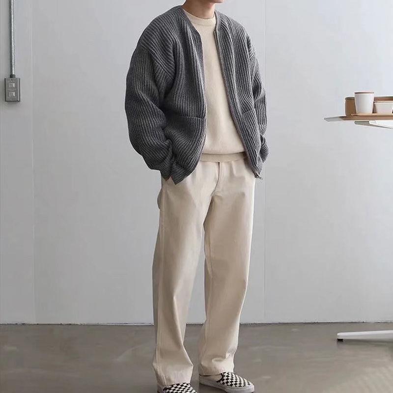 Detailansicht: Herren Strickjacke in Khaki, weiche Strickqualität. Perfekt für vielseitige Casual Mode & Layering-Looks.