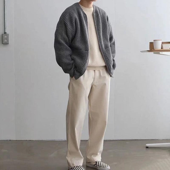 Detailansicht: Herren Strickjacke in Khaki, weiche Strickqualität. Perfekt für vielseitige Casual Mode & Layering-Looks.