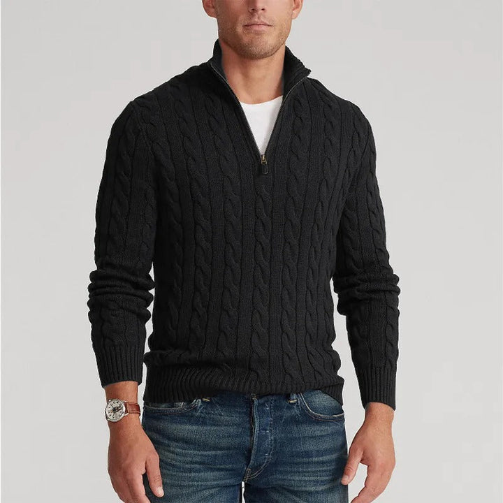 Nahaufnahme einer Herren Strickjacke mit Reißverschluss & elegantem Stehkragen. Komfortabler Pullover für Männermode.