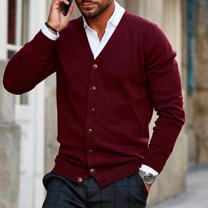 Herren Strickjacke mit V-Ausschnitt & Knopfleiste. Weiche, bequeme Herrenmode für Herbst & Winter, elegant & lässig.