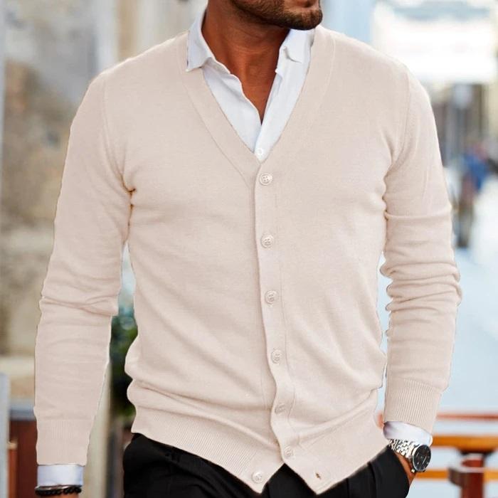 Bequeme Herren Strickjacke mit V-Ausschnitt. Weiches Oberteil mit Knopfleiste für eleganten Komfort in Herbstmode.