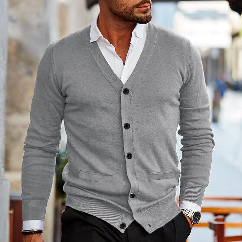 Elegante Herren Strickjacke V-Ausschnitt für Lagenlook. Lässiges Oberteil mit Knopfleiste, ideal für Herbstmode.