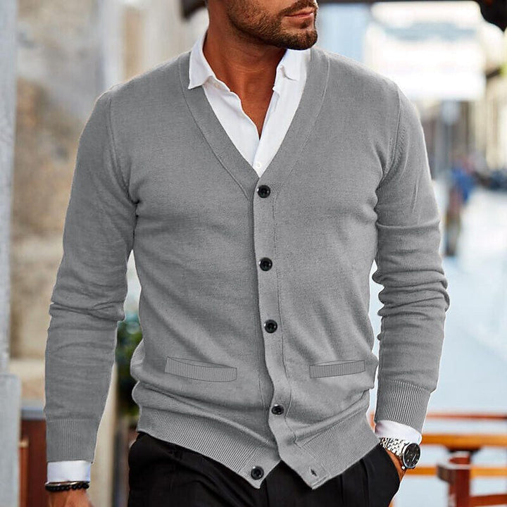 Elegante Herren Strickjacke V-Ausschnitt für Lagenlook. Lässiges Oberteil mit Knopfleiste, ideal für Herbstmode.