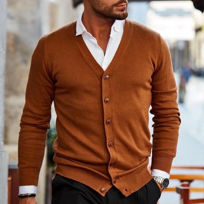 Moderne Herren Strickjacke mit tiefem V-Ausschnitt & praktischer Knopfleiste. Komfortables Herbstmode Oberteil.