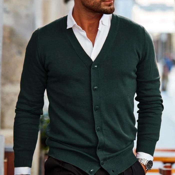 Warme Herren Strickjacke mit V-Ausschnitt für Herbst- & Wintermode. Bequemes Oberteil mit eleganter Knopfleiste.