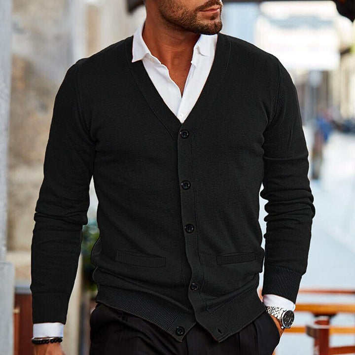 Herren Strickjacke V-Ausschnitt bietet eleganten Komfort. Hochwertiges Oberteil mit Knopfleiste für stilvolle Herrenmode.